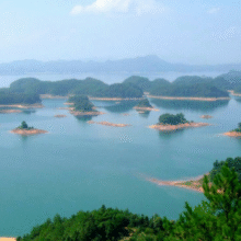 美团 杭州出发 千岛湖中心湖区+梦想5号游船一日游*梅峰岛原价898元现价320元