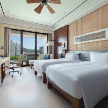 美团 三亚中心皇冠假日酒店3晚+cdf中免部分商品折扣权益+旅拍体验1次+酒店自助双人下午茶原价900元，现价799.02元