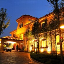美团 【2大1小+温泉早餐】芭东小镇1晚+住豪华房畅泡温泉原价1408元，现价651元