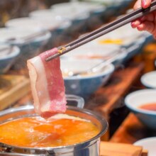美团 三亚海棠湾仁恒皇冠假日酒店-全日制味西餐厅【周日至周四】双人火锅&烧烤自助晚餐原价716元，现价566元