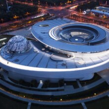 美团  天文馆双人票+上海临港万达亚朵S酒店高级房1晚现价 1029  原价1649.01元