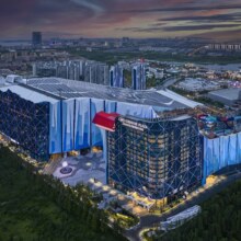 美团 上海冰雪世界皇冠假日酒店1晚+耀雪【水世界】门票2张+双人下午茶+停车及健身房使用1088元