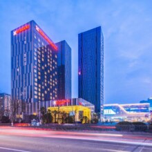 美团【官方酒店】罗蒙希尔顿酒店+双人罗蒙环球乐园+双早原价1610元，现897元（券后882元）