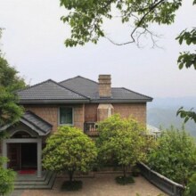 美团 浙江莫干山庄1晚+亲子下午茶一份+手工团扇或毛爷爷同款登山杖1根+三人莫干山风景区门票原价1099元，现价599元