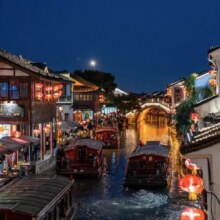 美团  乌镇+西塘＋苏州园林狮子林2天1晚跟团游 杭州出发赏水乡古镇夜景原价1023现价253元