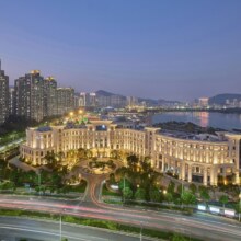 美团：厦门海沧英迪格酒店2晚+GlowBar精选饮品2杯+含加床1张服务+洗衣服务85折+迷你吧+健身+延迟退房1499元（原价2788元，现只需1499元）