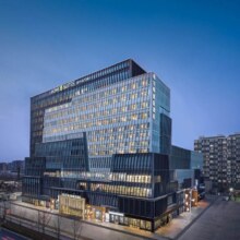 美团 北京顺义希尔顿惠庭酒店1晚+两大一小顺义虎乐园门票+小动物投喂包+自助饮吧、洗衣房、健身房、打印等原价2646元，现价689元