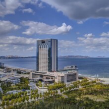携程 烟台 金海岸希尔顿酒店 行政客房双床房1晚+双人自助早餐1份/天+行政礼遇2份原价1699元现价599元