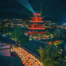 美团：葛仙村度假区 枕山宿/竹隐/思源居/山海藏/云端亲子酒店 1晚+双早+双人景区套票（门票+往返索道票）+双人游船 套餐原价1999元 现价549元