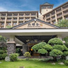美团 广州长隆酒店2晚+三人三天水上乐园门票+三人大马戏门票+3人3日无限畅玩3园套票原价4376眼，现价3008元
