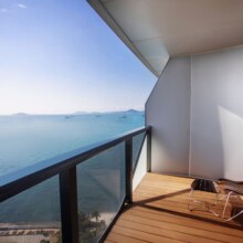 美团 三亚湾凤凰岛海辰光海景度假酒店1晚+观光直升机代金券原价588元，现价199