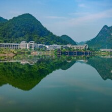 美团 韶关乳源蓝山源岭南东方温泉酒店1晚+2大2小无限次公共温泉+儿童水乐园+赏小黄果树瀑布+畅游环湖栈道+无动力乐园+...原价899元现价469元