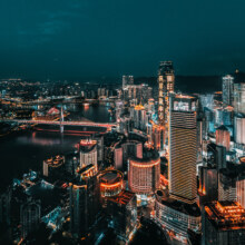 重庆大世界君亭酒店（解放碑洪崖洞店） 特色三人间（城市夜景+金可儿床垫+零压枕+小冰箱）1晚+早餐3份+晚安粥1分399元