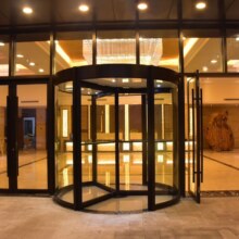 新爵皇家酒店(上海浦东机场大道店)主楼特惠双人房1晚+早餐2份/天+浦东国际机场接送+迪士尼接送站1份158元