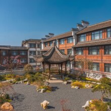美团 濮院时尚古镇濮锦大酒店1晚+果味茶2杯+濮院时尚古镇门票2张原价946元，现价599元