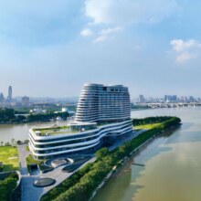 美团 双早双晚套票｜香岚官洲酒店豪华江景房+双人天际泳池原价1572元，现价1054