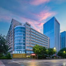 美团 暑期可用 溜娃必囤999两晚可拆全国多城多店通兑原价1200 现价881元（可领券、限今日）