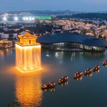 美团旅游【两店通兑】婺源婺女洲度假区故园里酒店/万卷酒店双床房1晚+双早+双人婺女洲门票+双人摇橹游船+裸眼7D原价999元，实付399