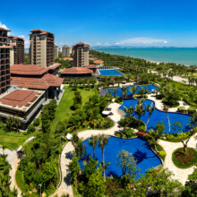 海旅君澜三亚湾迎宾店（迷你房 1 晚+早餐1份/天+大堂吧椰奶清补凉1份+酒店至南山寺往返巴士）199元（原价398元）