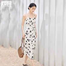 对白 复古高雅水墨玫瑰印花侧腰抽褶女式吊带连衣裙89元（有首单礼金，超V会员价格更低）