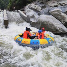 美团 黄冈市 鸳鸯河漂流-【亲子票】2大1小票+漂流+换乘车票+热水洗浴票199元