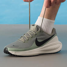 NIKE 耐克 REVOLUTION 8 男款跑步鞋 HJ9198-300241元