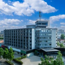 再降价：美团酒店【暑期出游不加价亚朵集团旗下】轻居酒店 328单晚 含双早当天可订  多店通兑2880元（合288元/晚）