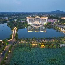宜兴 园景双床房·温泉·180°观景阳台 1 晚+早餐2份/天+水墨六大碗正餐份+双人水墨温泉门票499元（原价1399元）