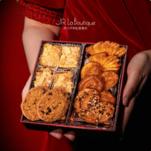 外滩十八号米其林餐厅，乔尔卢布松 蝴蝶酥四重奏礼盒 135g*2盒135.66元包邮（67.85元/盒）