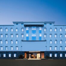 美团 亚朵集团轻居酒店蜡笔小新夏日联名礼包548单晚通兑 含单早原价685元 现价498元