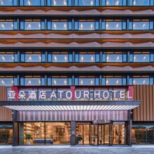 亚朵【暑期出游不加价亚朵集团通兑】349单晚 含双早  多店通兑304.56元/件，共2741元，用不完可退，过期退随时退
