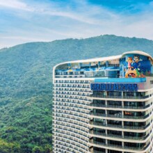 超6折优惠！美团 长隆飞船酒店2晚+度假区接驳车+三人三天海洋王国门票+三人长隆秀普通座门票+三人三天飞船乐园门票原价9176元 现价5348元