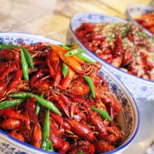 美团 上海漕河泾万丽酒店1晚+两大一小·自助晚餐+畅享健身房+游泳池+免停车费原价1699元 现价849元