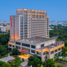 美团 苏州高新华美达酒店1晚+双人烧鸟晚餐套餐+2大1小苏州乐园森林水世界门票原价999元，现价449元（需领券）
