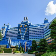 再降价、珠海长隆企鹅度假3人低至7折！美团 长隆酒店 珠海长隆企鹅酒店1晚+三人自助晚餐+度假区接驳车+三人两天海洋王国门票原价4688元 现价3188元（需领券）