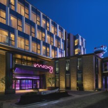 超值5.6折！美团 西安钟楼城市中心Moxy酒店2晚+汉服体验+千古情/驼铃传奇演出门票抵用券+桌球桌上冰壶+创意手工(手工漆扇+捏泥...原价1056元 现价588元