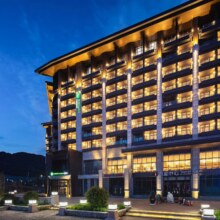 美团酒店 崇礼翠云山智选假日酒店1晚+双人翠云山森林风景区门票+高铁站接驳车原价428元现价仅需279元，过期退随时退