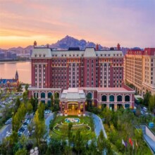 美团 【暑期可用】青岛希尔顿逸林豪华房1晚+双早+帆船出海原价1519元 现价599元