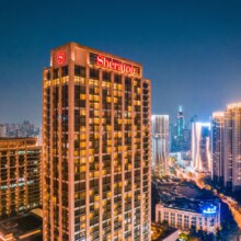 美团 武汉汉口喜来登大酒店1晚+40楼高空行政酒廊双人欢乐时光+1小时室内高尔夫体验+滴滴5折专属优惠原价1618元 现价849元