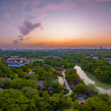 扬州瘦西湖度假村 园景双床房 1 晚+早餐2份/天+沙滩戏水含瘦西湖温泉门票（需自带泳衣泳帽）599元（原价2000元）