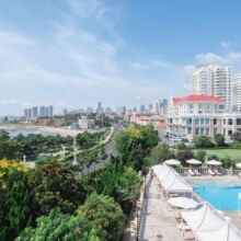 美团 青岛海景花园大酒店2晚+双人净桑拿体验+高雄地铁站接送站+欢迎水果+夜床小礼物+小点心+Mini吧+室内/外海水泳...原价2398元 现价1698元