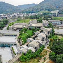 南京四方酒店 傲途格精选设计师四卧别墅1晚+早餐8份/天+双人四方 当代美术馆艺术展门票4份+四周年露营礼1499元（原价3299元）
