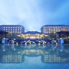 舟山朱家尖绿城威斯汀度假酒店1晚+首晚minibar+旅拍3张+东沙景区VIP沙滩门票2张+2大2小知味标帜餐厅自助晚餐1299元