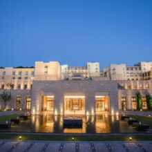 古北水镇旅业 古北水镇大酒店1晚+古北水镇景区门票2张+汤泉体验券2张+双人半程拼船游船/汉服单人2h（2选1)+司马台长城门票...899元