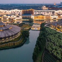 美团 乌镇乌村稻舍乡村酒店1晚+西栅摇橹船拼船票2大1小（1.5米以下）+西栅＋乌村2大1小门票（1.5米以下）+行程顾问原价1765元 现价1199元