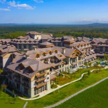 美团 长白山凯悦酒店2晚+机场接送+西景区集散中心接送+2大1小汉拿山温泉+水乐园+2大1小观光缆车+征西滑道或LUGE...原价3976元 现价2099元