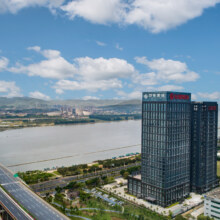 颐豪酒店(福州南站店）豪华江景大床房（一线江景+全景落地窗+品质 床垫） 1晚+早餐2份/天+大堂吧饮品小食288元