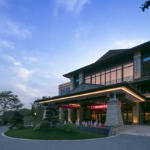 美团 千岛湖伯瑞特度假酒店1晚+鱼头代金券+豪华游艇游湖抵金券2张+享酒店室内游泳池和健身房+200元双人云端热气球代金...原价1199元 现价548元