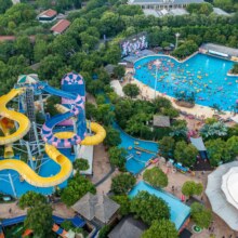 【暑期钜惠·景区三选二】天目湖旅游集团7店通兑双床房/大床房2晚+双人水世界/山水园/南山竹海三选二+入住期无限入园