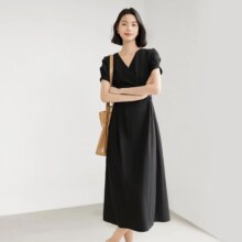 对白 夏装简约肌理感缠绕式绑带设计V领女式短袖长款连衣裙139元（有首单礼金，超V会员价格更低）
